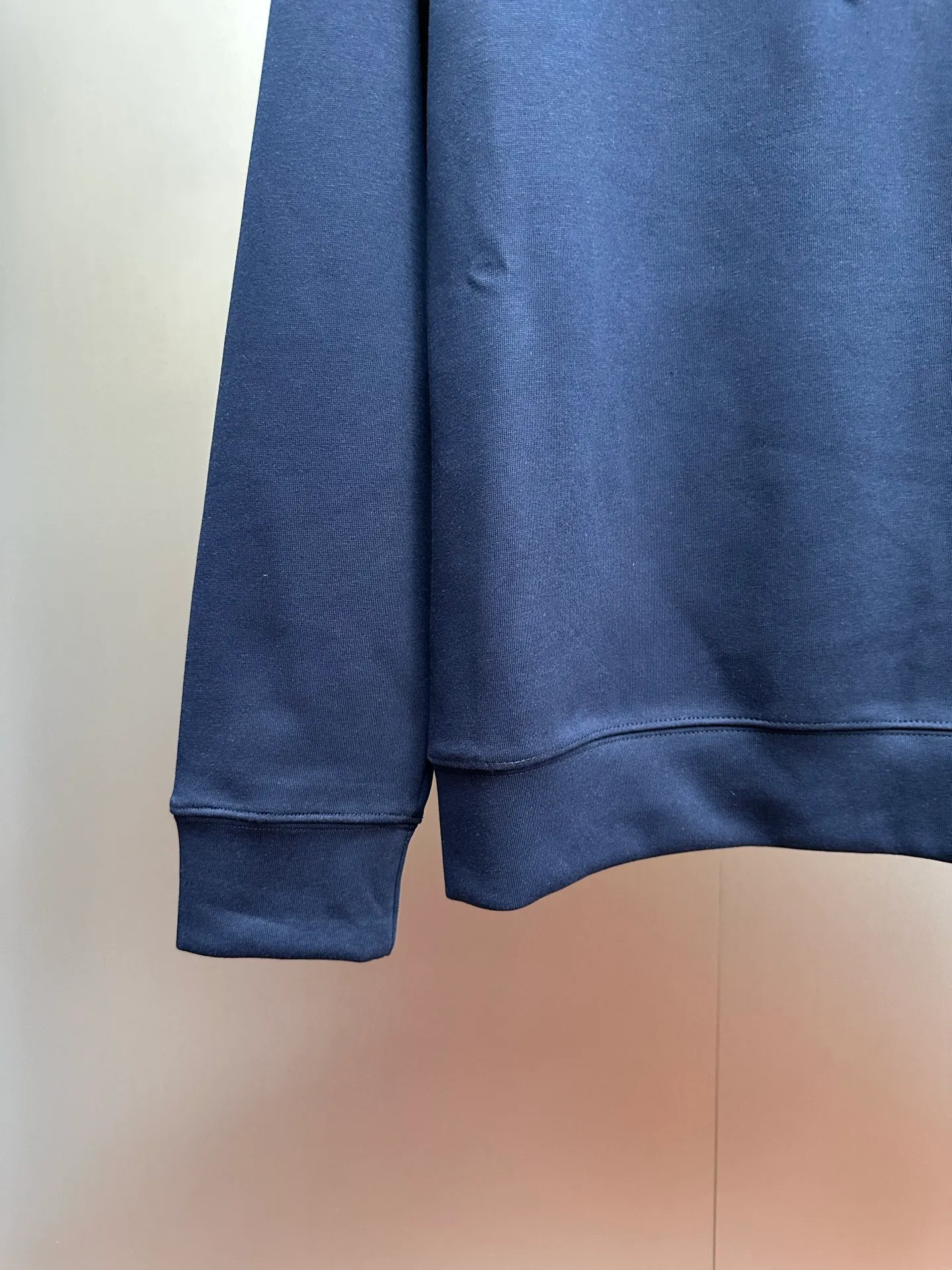 P260 Ralph Lauren/Ralph Lauren 2025 new lapel sweatshirt, classic pony logo embroidered Polo shirt, simple and versatile ~ super delicate and soft, close to the body without being tied. Perfectly reflects the brand's sense of superiority. The fabric is full of three-dimensionality, the loose fit is standard, comfortable to stretch, unrestricted in movement, and highly practical to wear. Classic and simple style, with pony embroidery pattern on the chest, imported machines, three-dimensional and full. Original Polo milk white buttons, taking into account warmth and cool lines. Whether worn alone or layered, you can create different styles of fashion with just one piece. The workmanship is exquisite and shipped from a major foreign trade factory. It is all done by master craftsmen with many years of experience. Everything is of high standards and requirements. All fabrics and accessories are original custom-made and of high quality. It perfectly embodies the brand's sense of superiority, is highly wearable, and is high-end and classy. Versatile and versatile!  Color: black, white, gray, brown, navy size: S M L XL